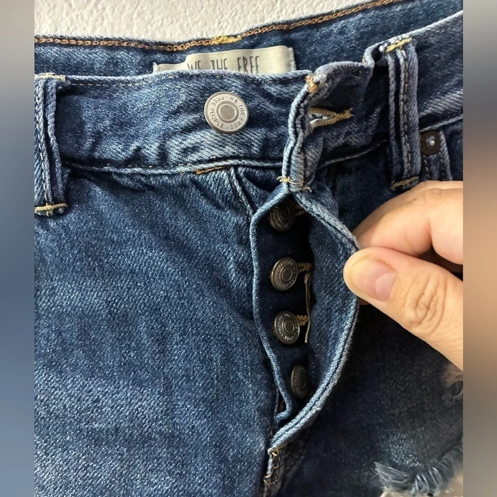 We The Free Women’s Distressed Button fly Raw Hem  Exposed Pockets Denim Shorts
